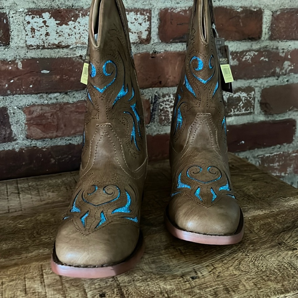 Roper size 2 glitter breeze tan Square, toe cowboy boots, NWT faux leather